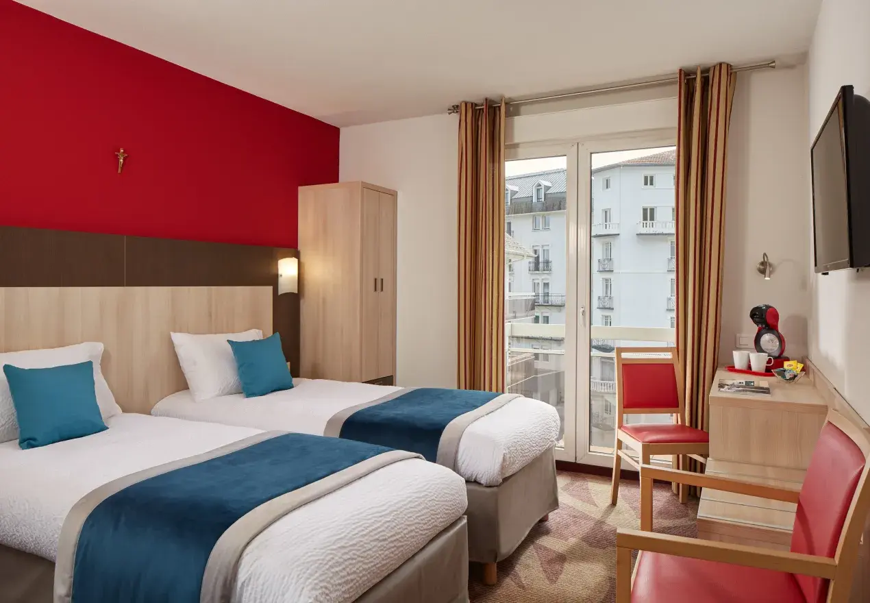  Hotel Roissy Lourdes Hotel 4 estrelas perto da Gruta de Lourdes – 2 quartos duplos Deluxe comunicantes