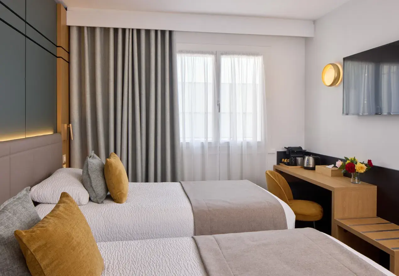  Hotel Roissy Lourdes  2 Habitaciónes familiar communicantes Premium hotel Roissy Lourdes 4 estrellas cerca de la Gruta