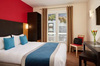 Hotel Lourdes Comfort met een groot bed
