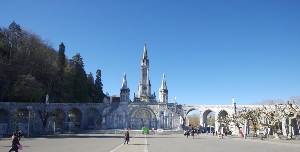 
						Lourdes in de buurt van het Heiligdom